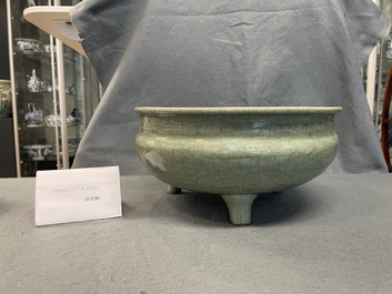 Een Chinese Longquan celadon wierookbrander met houten deksel met zeepstenen Boeddha, Ming