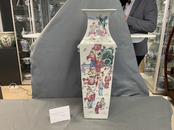 Een vierkante Chinese famille rose vaas, 19e eeuw