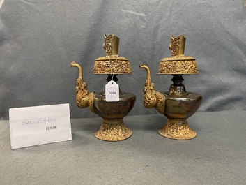 Une paire de verseuses de type 'duomuhu' en argent et cuivre dor&eacute;, Tibet, 19&egrave;me