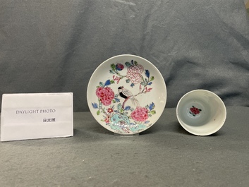 Une tasse et soucoupe en porcelaine de Chine famille rose, Yongzheng