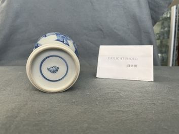 Un vase de forme 'meiping' en porcelaine de Chine en bleu et blanc &agrave; d&eacute;cor figuratif, Kangxi