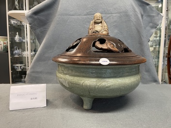 Een Chinese Longquan celadon wierookbrander met houten deksel met zeepstenen Boeddha, Ming