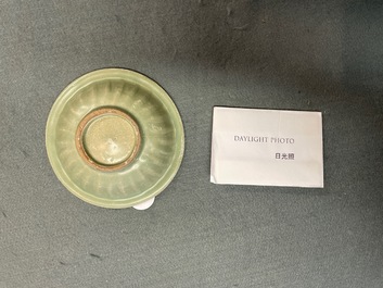 Une coupe en porcelaine de Chine c&eacute;ladon de Longquan &agrave; d&eacute;cor de 'deux poissons', Song