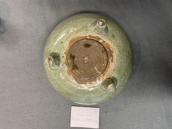 Een Chinese Longquan celadon wierookbrander met houten deksel met zeepstenen Boeddha, Ming