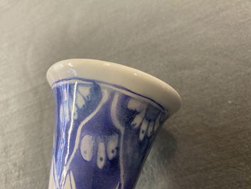 Een blauw-witte Delftse kalebasvaas met chinoiserie decor, eind 17e eeuw