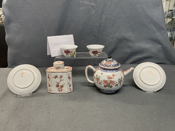 Une paire de tasses et soucoupes, une th&eacute;i&egrave;re d&eacute;cor&eacute;e aux Pays-Bas et une bo&icirc;te &agrave; th&eacute; en porcelaine de Chine, Kangxi/Qianlong