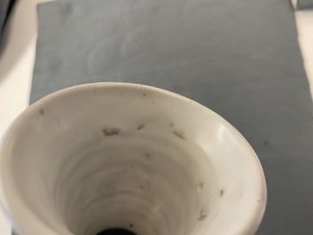 Een blauw-witte Delftse kalebasvaas met chinoiserie decor, eind 17e eeuw