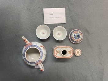 Une paire de tasses et soucoupes, une th&eacute;i&egrave;re d&eacute;cor&eacute;e aux Pays-Bas et une bo&icirc;te &agrave; th&eacute; en porcelaine de Chine, Kangxi/Qianlong