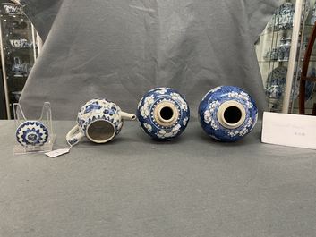 Une paire de jarres et une th&eacute;i&egrave;re couverte en porcelaine de Chine en bleu et blanc, Kangxi