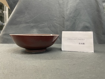 Een Chinese monochrome leverrode kom, 19e eeuw
