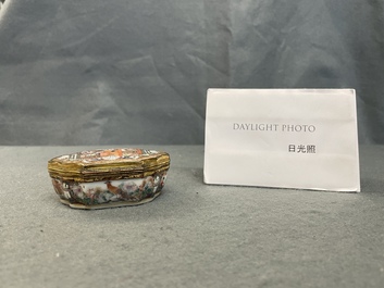 Une bo&icirc;te couverte en porcelaine de Chine famille rose &agrave; monture dor&eacute;e, Qianlong