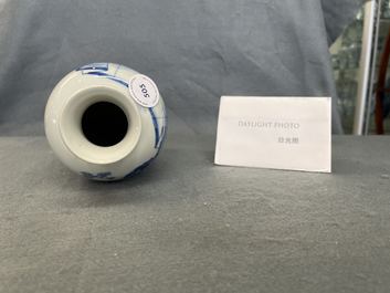 Un vase de forme 'meiping' en porcelaine de Chine en bleu et blanc &agrave; d&eacute;cor figuratif, Kangxi