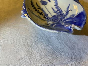 Une coupe en forme de deux poissons en porcelaine de Chine en bleu et blanc de type ko-sometsuke pour le march&eacute; japonais, Tianqi