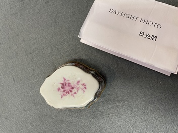 Une bo&icirc;te couverte en porcelaine de Chine famille rose &agrave; monture dor&eacute;e, Qianlong