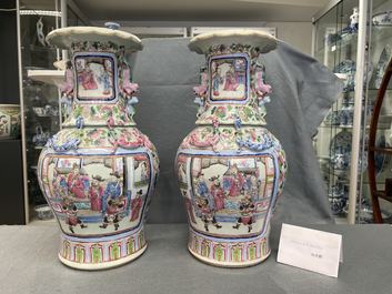 Een paar Chinese famille rose vazen met hofsc&egrave;nes, 19e eeuw