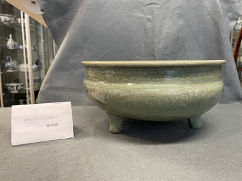 Een Chinese Longquan celadon wierookbrander met houten deksel met zeepstenen Boeddha, Ming