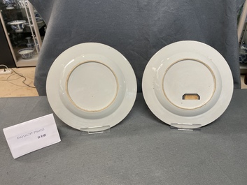 Une paire d'assiettes en porcelaine de Chine famille rose, Yongzheng/Qianlong