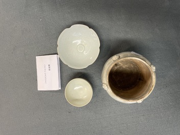 Deux bols et une jarre en porcelaine de Chine de type qingbai, Song