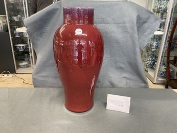 Un vase en porcelaine de Chine &agrave; &eacute;mail flamb&eacute;, 19&egrave;me
