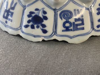 Een Chinese blauw-witte lotus-gemouleerde schotel, Kangxi merk en periode