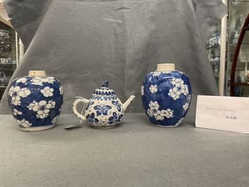 Une paire de jarres et une th&eacute;i&egrave;re couverte en porcelaine de Chine en bleu et blanc, Kangxi