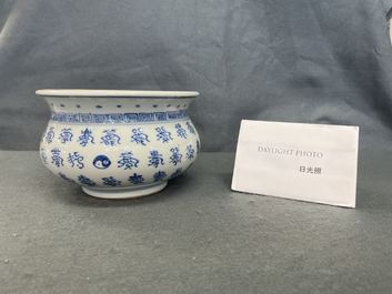 Een Chinese blauw-witte wierookbrander met inscripties, Kangxi
