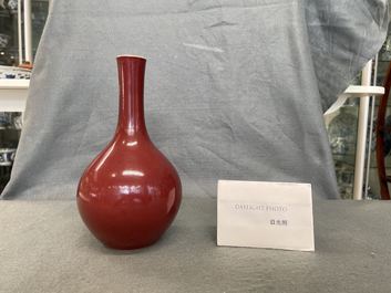 Un vase de forme bouteille en porcelaine de Chine sang de boeuf monochrome, Kangxi