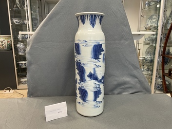 Un vase de forme rouleau en porcelaine de Chine en bleu et blanc, &eacute;poque Transition