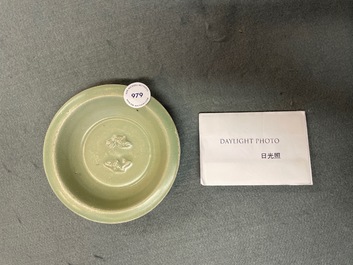 Une coupe en porcelaine de Chine c&eacute;ladon de Longquan &agrave; d&eacute;cor de 'deux poissons', Song