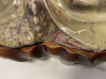 Une tr&egrave;s grande figure de Bouddha en gr&egrave;s porcelaineux &agrave; &eacute;mail flamb&eacute; dite 'de Shiwan', 18/19&egrave;me