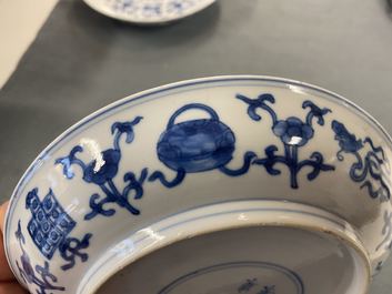 Une paire de coupes en porcelaine de Chine en bleu et blanc, marque et &eacute;poque de Kangxi