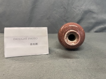 Un vase en porcelaine de Chine fleur de p&ecirc;che, marque de Kangxi, R&eacute;publique