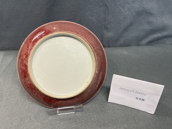 Une assiette en porcelaine de Chine foie de mulet monochrome, marque de Xuande, 19/20&egrave;me