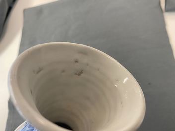 Een blauw-witte Delftse kalebasvaas met chinoiserie decor, eind 17e eeuw