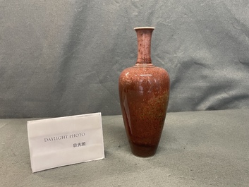 Un vase en porcelaine de Chine fleur de p&ecirc;che, marque de Kangxi, R&eacute;publique
