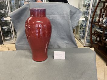 Un vase en porcelaine de Chine &agrave; &eacute;mail flamb&eacute;, 19&egrave;me