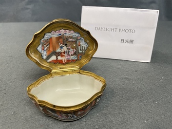 Une bo&icirc;te couverte en porcelaine de Chine famille rose &agrave; monture dor&eacute;e, Qianlong