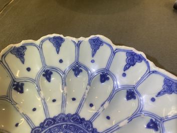 Een Chinese blauw-witte lotus-gemouleerde schotel, Kangxi merk en periode