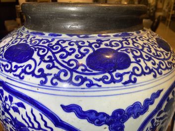 Un pot en porcelaine de Chine en bleu et blanc &agrave; d&eacute;cor de dragons, Jiajing