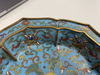 Een paar Chinese bloemvormige cloisonn&eacute; schotels, Qianlong