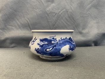Un br&ucirc;le-parfum en porcelaine de Chine en bleu et blanc, Kangxi