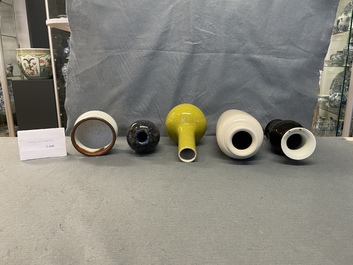 A varied collection of four monochrome Chinese and Japanese vases and a censer, 19/20th C.