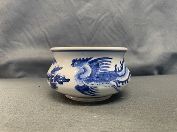 Un br&ucirc;le-parfum en porcelaine de Chine en bleu et blanc, Kangxi