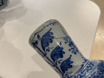 Vier blauw-witte Delftse vazen, 17/18e eeuw