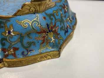 Een paar Chinese bloemvormige cloisonn&eacute; schotels, Qianlong