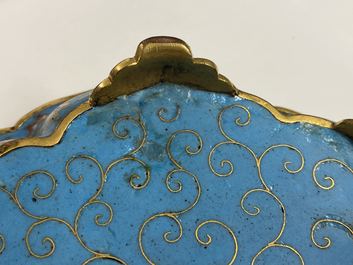Een paar Chinese bloemvormige cloisonn&eacute; schotels, Qianlong