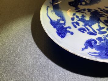 Une coupe en porcelaine de Chine en bleu et blanc &agrave; d&eacute;cor d'animaux mythiques, marque et &eacute;poque de Shunzhi