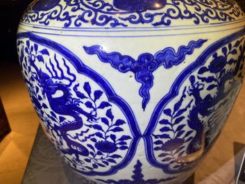 Un pot en porcelaine de Chine en bleu et blanc &agrave; d&eacute;cor de dragons, Jiajing