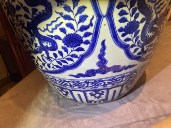 Un pot en porcelaine de Chine en bleu et blanc &agrave; d&eacute;cor de dragons, Jiajing