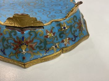 Een paar Chinese bloemvormige cloisonn&eacute; schotels, Qianlong